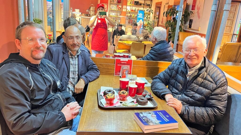 Con sus grandes amigos, Daniel el Etiope de los Gedeones y su mentor y ejemplo de constancia y sabiduría en escritura de devocionales el Sacerdote Leonidas Ortiz